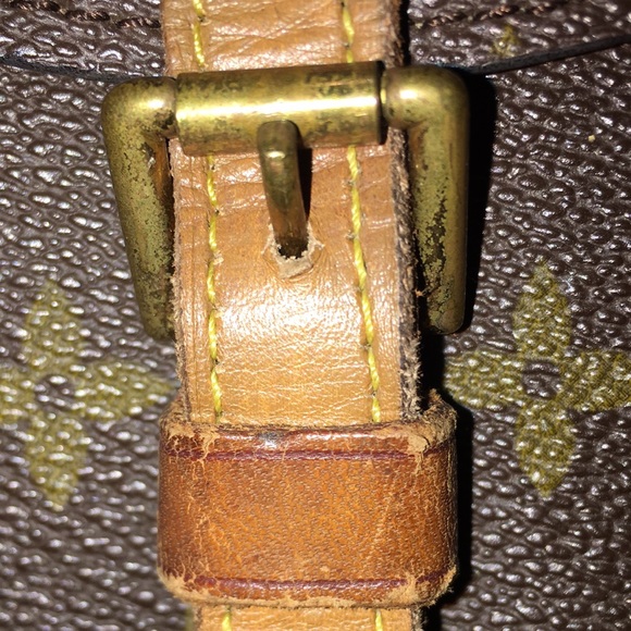 Super cute ☺️ Monogram CROSSBODY bag - Picture 3 of 14